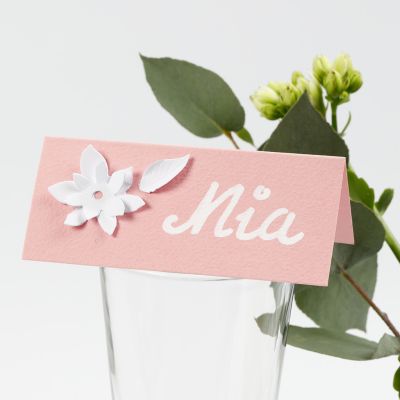 Marque-places avec fleurs en carton découpées à l’emporte-pièce en effet 3D.