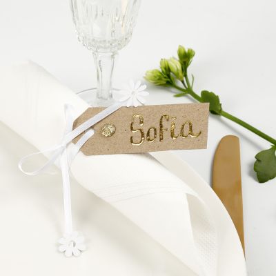Une carte de place réalisée à partir d’une étiquette manille décorée avec du Deco Foil