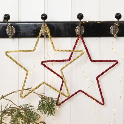 Une étoile de Noël crochetée sur une armature d’étoile en métal.