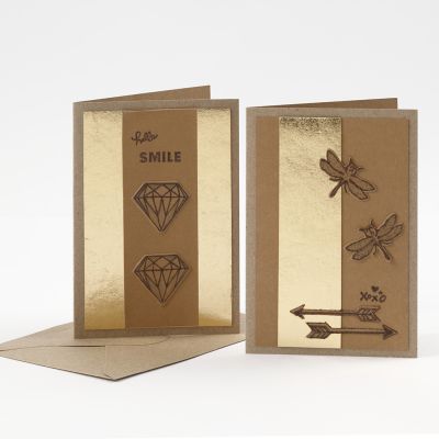 Cartes de vœux décorées avec du papier imitation cuir perforé et un pyrograveur