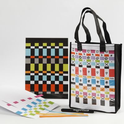 Un sac et un set de table décorés avec du tressage de papier