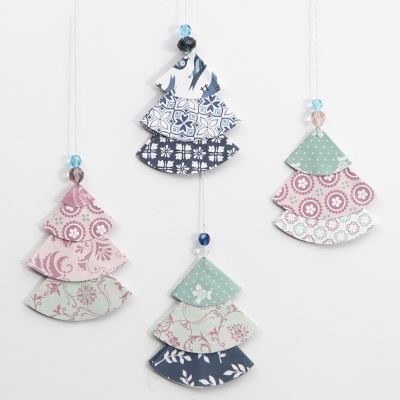 Sapins de Noël en papier à motifs plié
