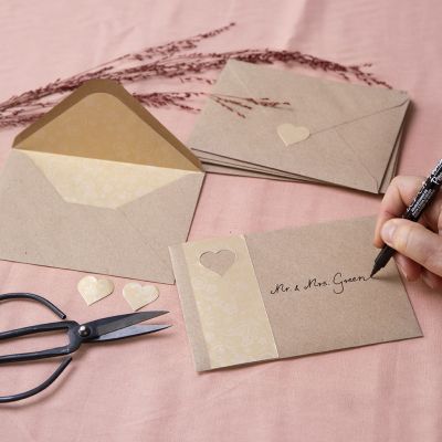 Enveloppes en papier recyclé décorées avec du papier doré