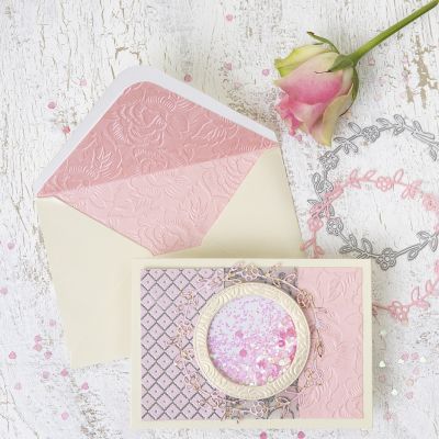 Une carte shaker avec un motif circulaire et une enveloppe assortie en papier fait main.