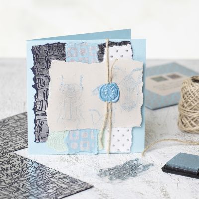 Une carte de vœux faite maison avec du papier artisanal