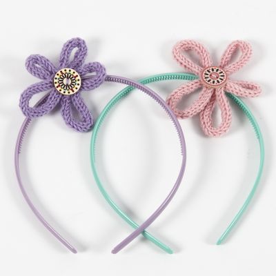 Serre-têtes avec fleurs en tube tricoté.