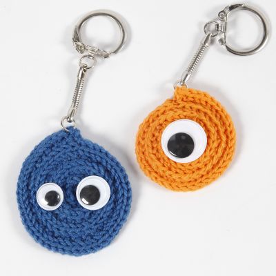 Un porte-clés fabriqué à partir d’un tube tricoté enroulé.