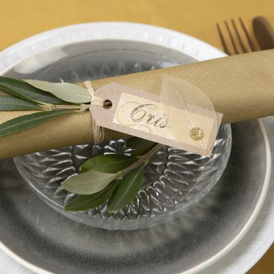 Un marque-place en carton recyclé décoré avec une feuille squelette