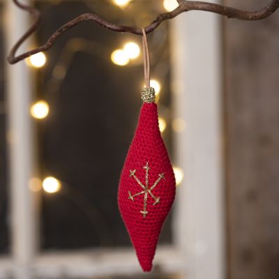 Une décoration de Noël suspendue allongée