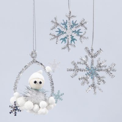 Décorations suspendues brillantes avec un elfe et des flocons de neige