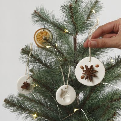 Décorations suspendues en pâte auto-durcissante décorées avec des matériaux naturels