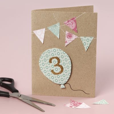 Une carte d’anniversaire avec des détails cousus.