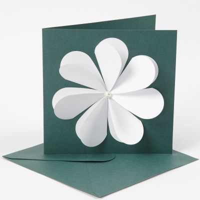 Une carte de vœux avec une fleur faite de cœurs perforés