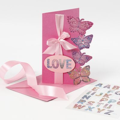 Une carte de vœux décorée de papillons en stickers à strass
