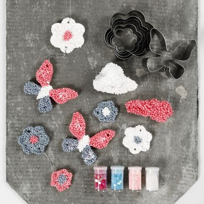 Des décorations à suspendre confectionnée avec de la pâte Foam Clay Large et des emporte-pièces