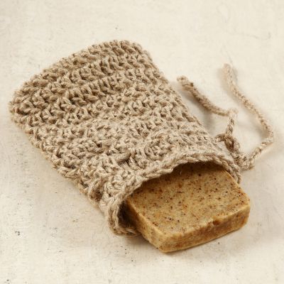 Une pochette à savon crochetée en ficelle naturelle
