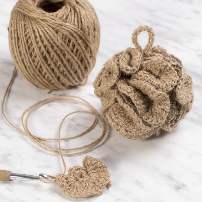 Une éponge de bain au crochet en ficelle naturelle