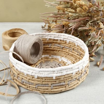 Tissez un panier en spirale avec du raphia en papier