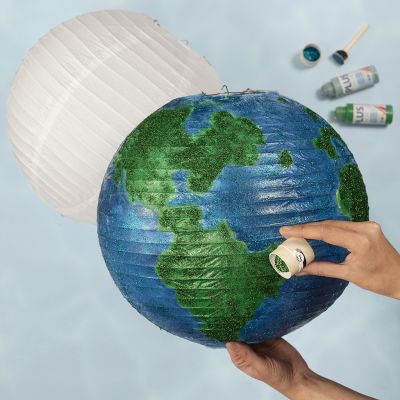 Un globe fabriqué à partir d'une lampe en papier de riz