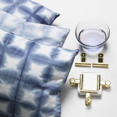 Teinture tie-dye avec des pinces métalliques et la technique de shibori.