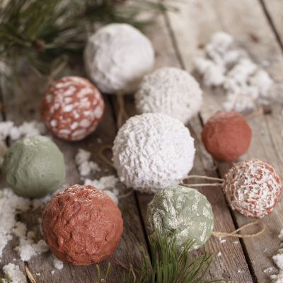 Boules de Noël en pâte à papier mâché