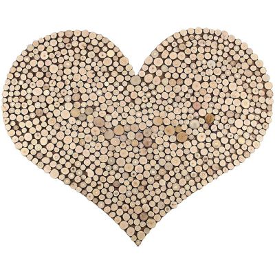 Un grand coeur avec un motif à base de disques en bois