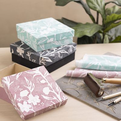 Boîtes recouvertes de linogravure sur papier imitation riz