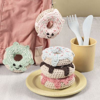 Un porte-clés en forme de beignet au crochet