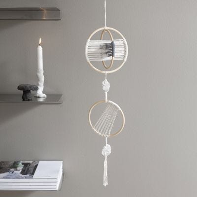 Mobile en macramé décoré de cristaux de roche
