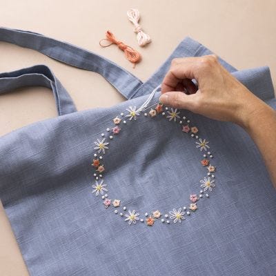 Filet en tissu décoré d'une broderie