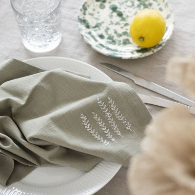 Serviettes en tissu décoré d'une broderie