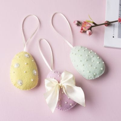Œufs de Pâques décorés en feutrine 