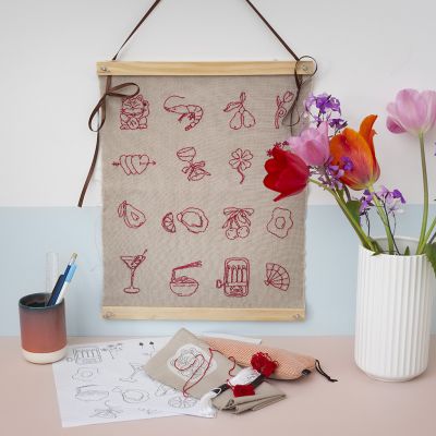 Suspension murale avec motifs brodés