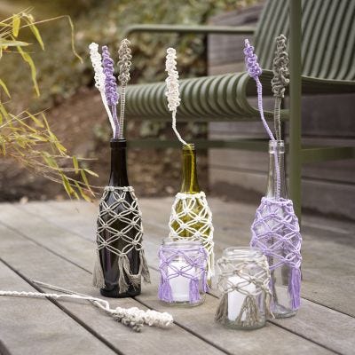 Macramé sur des bocaux et des bouteilles