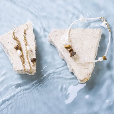 Boucles d&rsquo;oreilles et bracelets en &oelig;il de tigre, calcite de miel et perles d&rsquo;eau douce