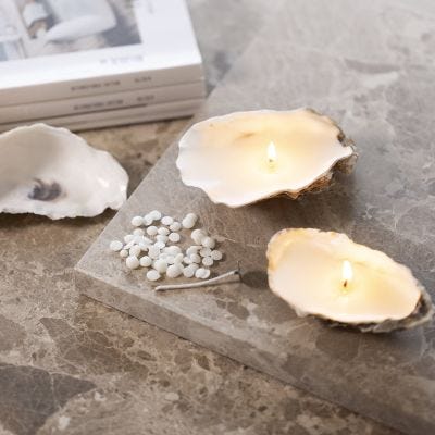 Bougies en cire de soja coulées dans des coquilles d’huître