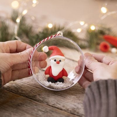 Boules de Noël en pâte Silk Clay® avec le père Noël