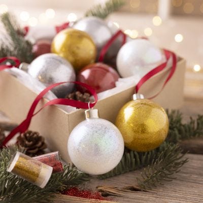 Des boules de Noël décorées de sequins