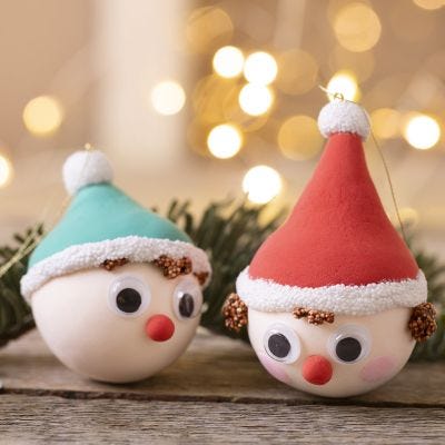 Des boules de Noël en forme de lutins faites en pâtes Silk Clay® et Foam Clay®