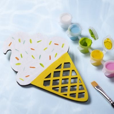 Cône de crème glacée en bois peint