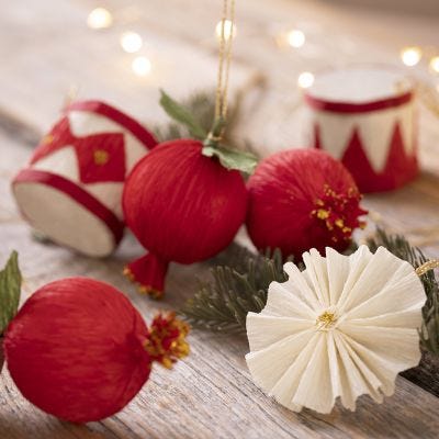 Une décoration de Noël en papier crépon