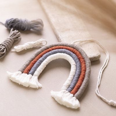 Arc-en-ciel en macramé