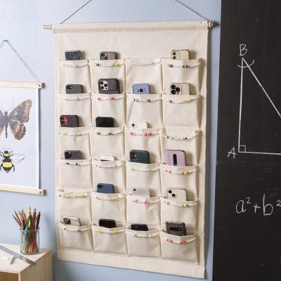 Un organiseur pour les téléphones portables ou le matériel de bricolage de la classe