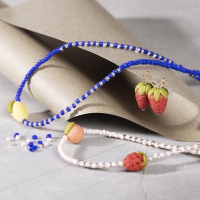 Colliers et boucles d’oreilles décorés de perles en forme de fruits