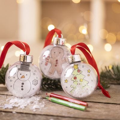 Des boules de Noël décorées de dessins