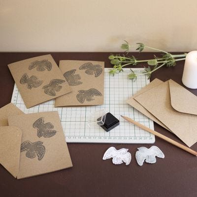 Tamponnez des impressions sur des cartes et des enveloppes