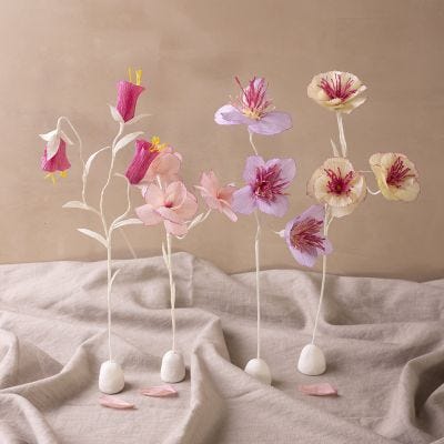 Fleur en papier crépon sur pied