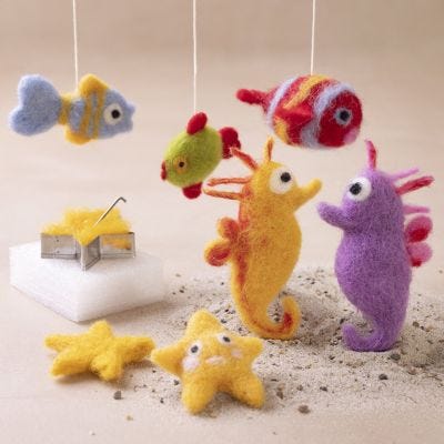Figurines feutrées à l'aiguille comme décorations à suspendre