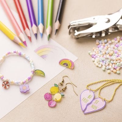 Bijoux en feuilles de plastique thermo-rétractable