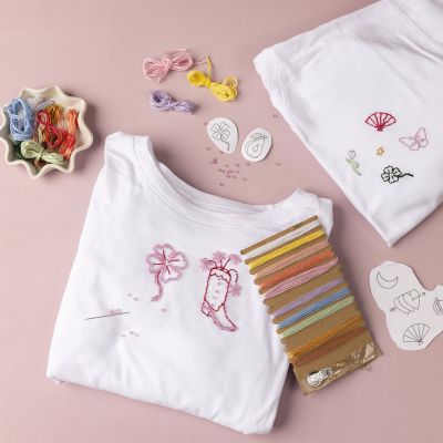 T-shirt décoré de broderies et perles